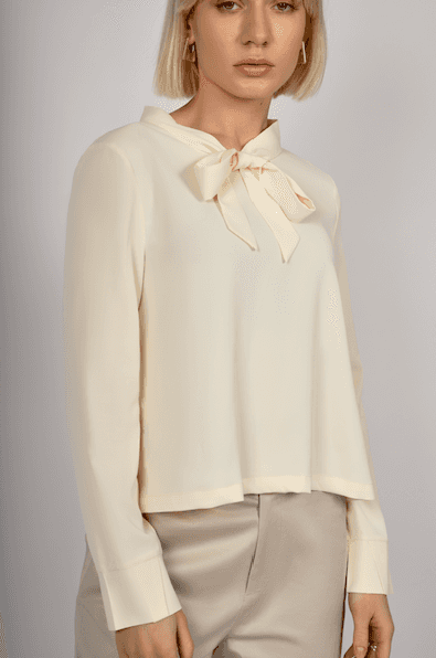 Long sleeves light weight top with bow